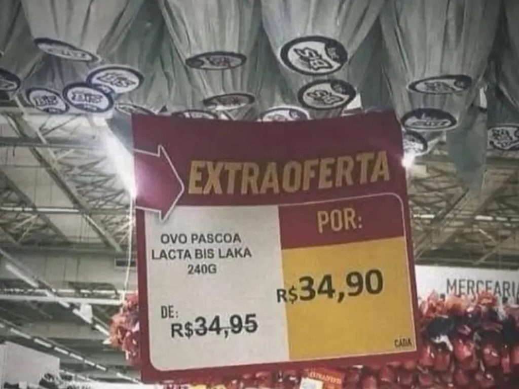 Placa com "promoção" de ovo de Páscoa chama atenção de clientes em supermercado