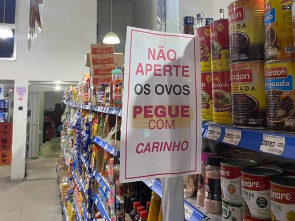 Supermercado coloca placa com aviso direto para os clientes: “pegue com carinho”