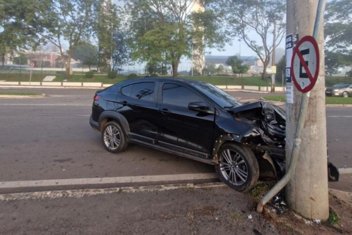 Carro fica destruído após colidir com poste em frente à UniEVANGÉLICA