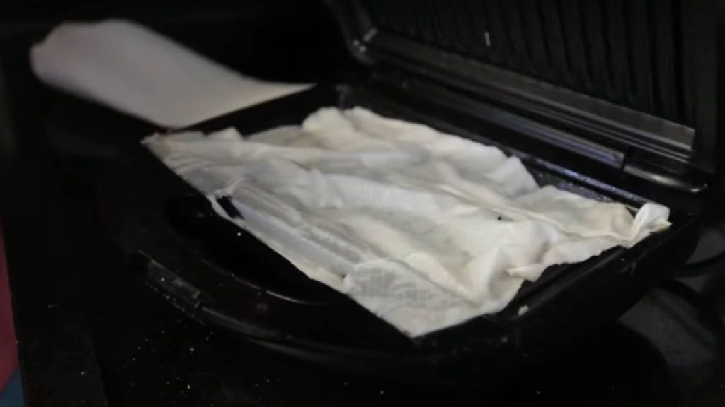 Como eliminar a sujeira da sanduicheira sem danificá-la