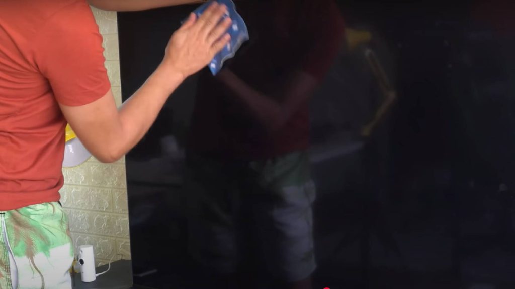 Essa é a forma correta de limpar a tela da TV para evitar danificá-la