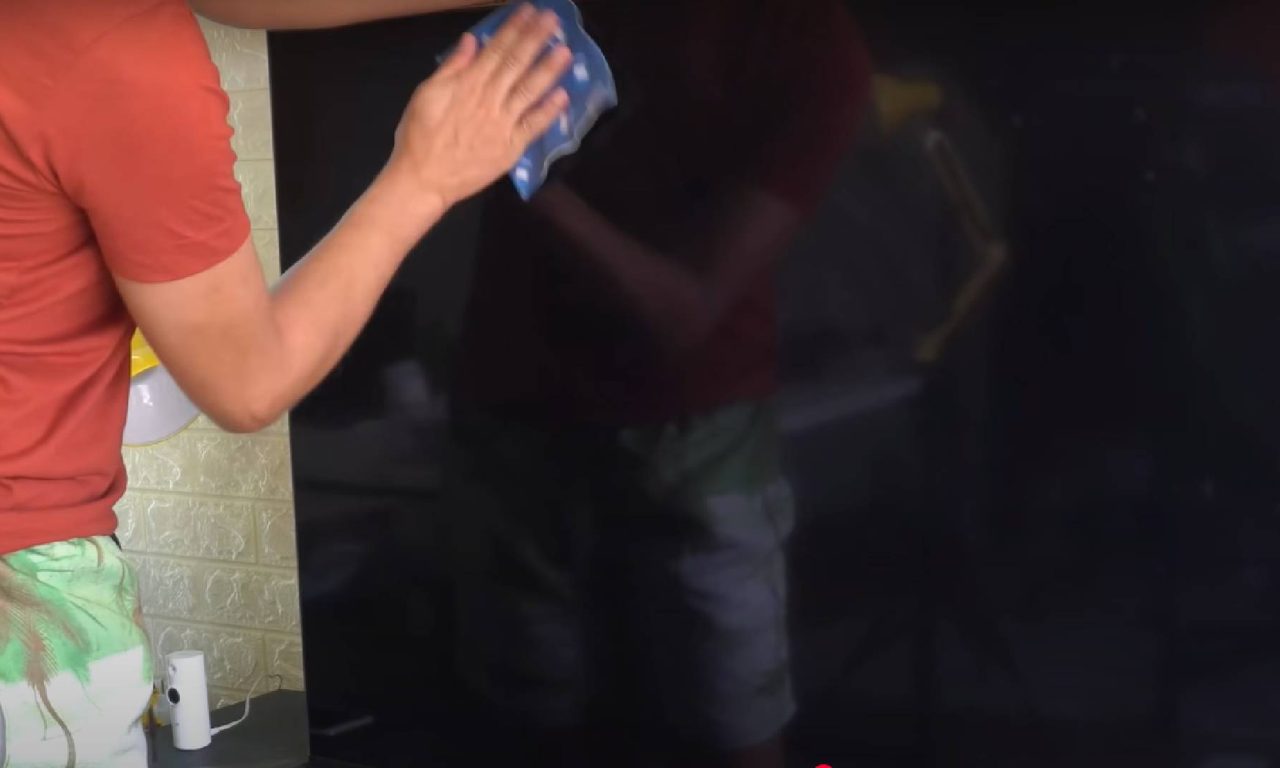 Essa é a forma correta de limpar a tela da TV para evitar danificá-la