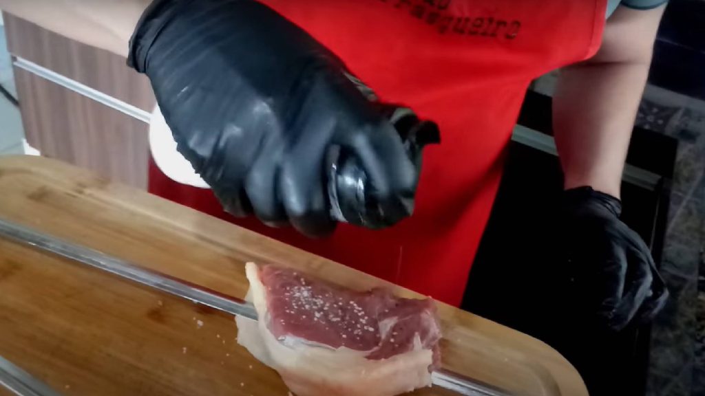 Não é o sal grosso: o tempero que deixa o churrasco ainda mais saboroso