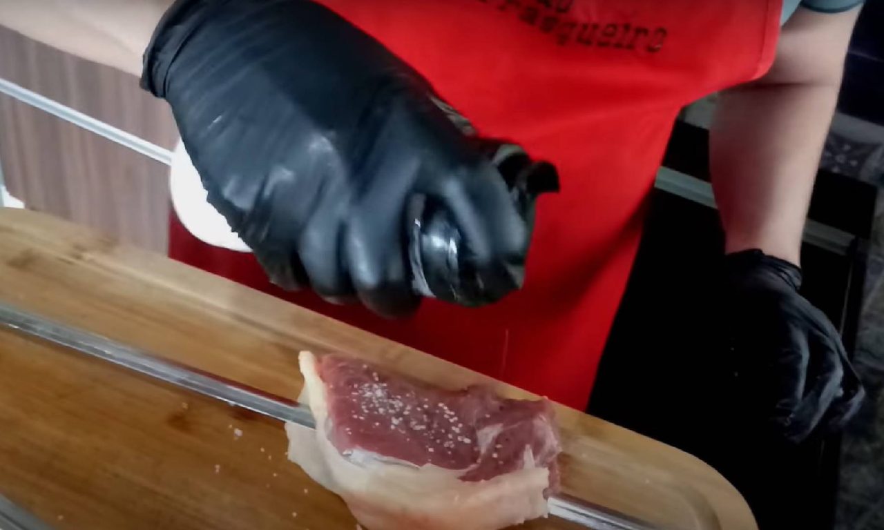 Não é o sal grosso: o tempero que deixa o churrasco ainda mais saboroso
