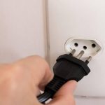 6 aparelhos que precisam ser retirados da tomada mesmo quando estão desligados