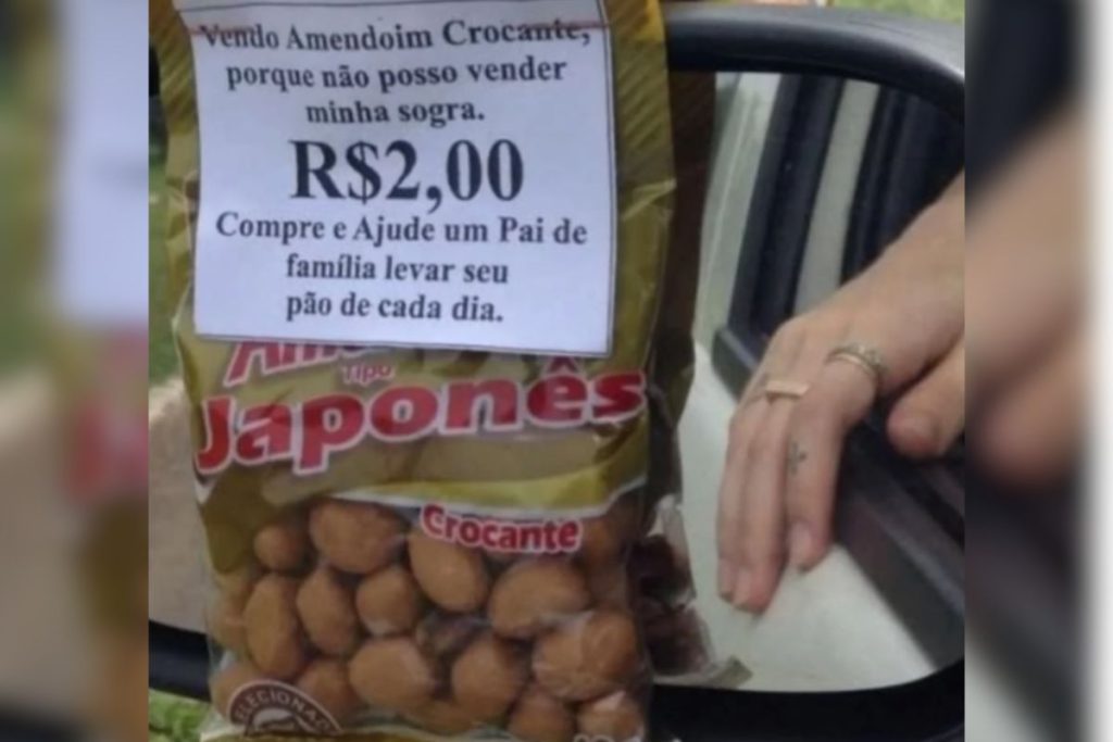 Placa de vendedor chama atenção por motivação inusitada