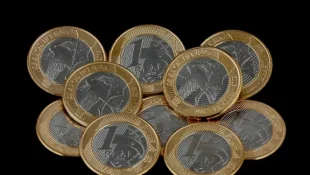 Banco Central chama atenção de brasileiros que guardam moedas de R$ 1