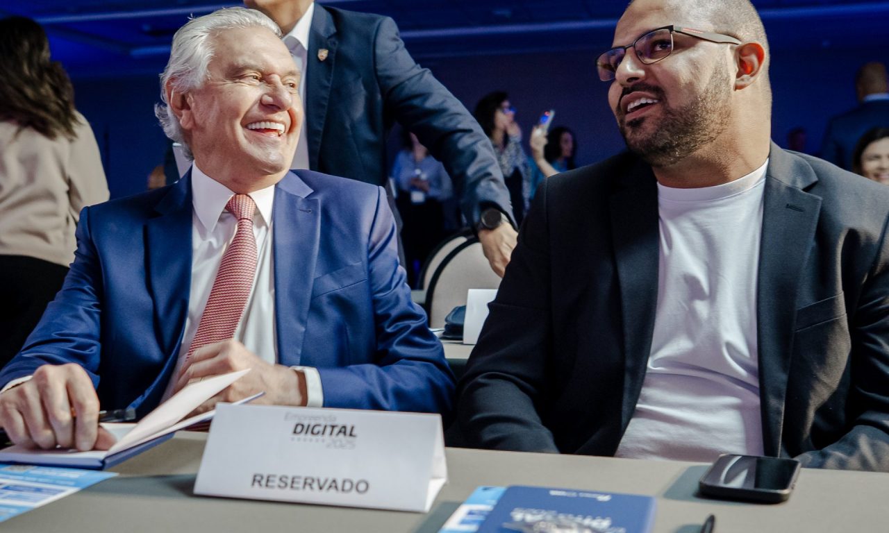 Governador Ronaldo Caiado ao lado do diretor-geral do Portal 6, Weverthon Dias.