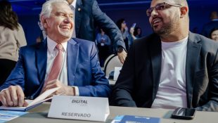 Governador Ronaldo Caiado ao lado do diretor-geral do Portal 6, Weverthon Dias.
