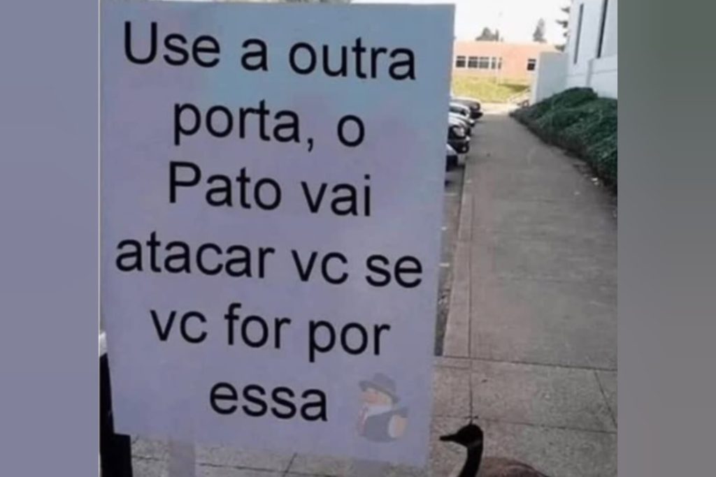 Placa intimidadora chama atenção de quem tenta passar por porta