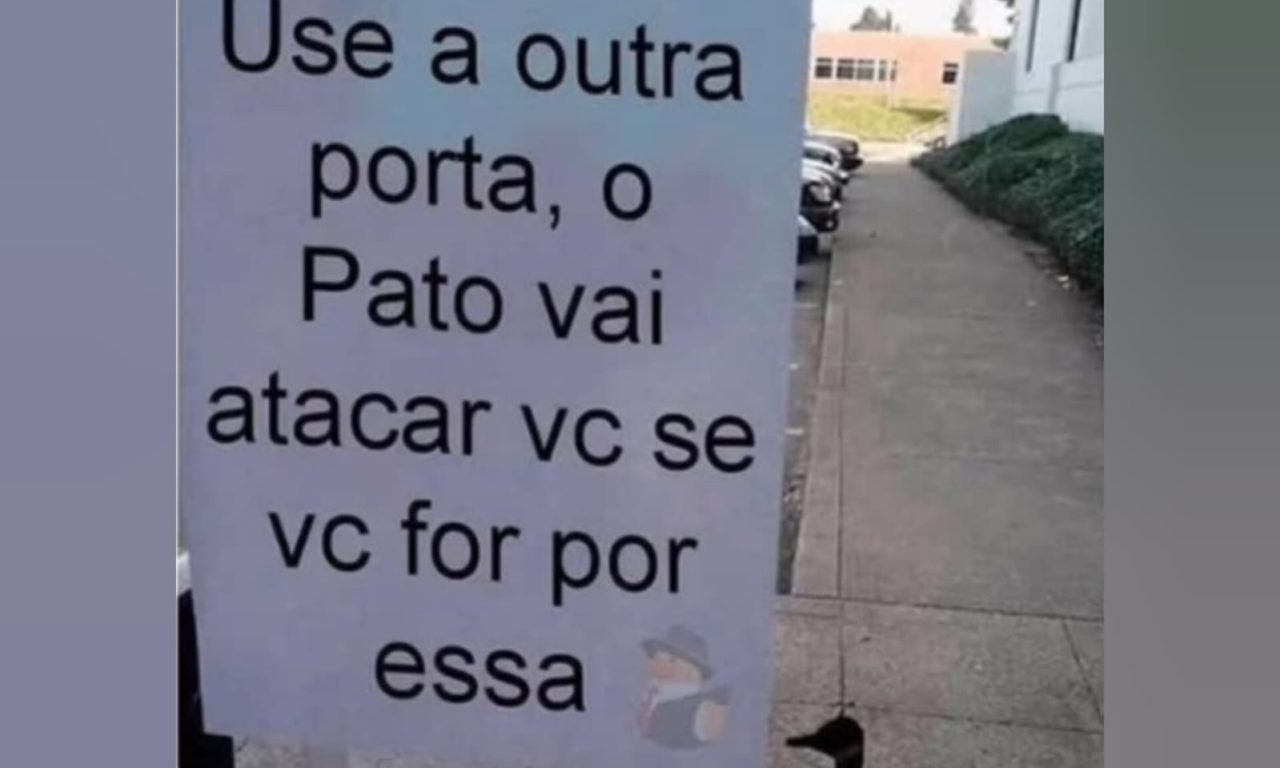 Placa intimidadora chama atenção de quem tenta passar por porta