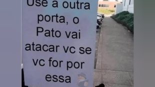 Placa intimidadora chama atenção de quem tenta passar por porta