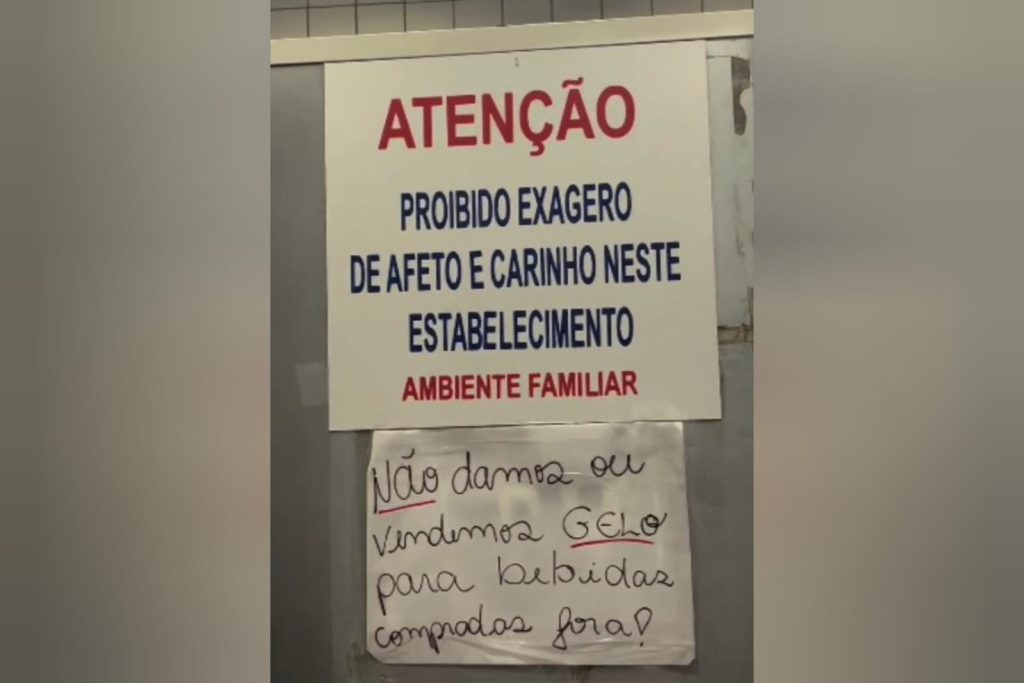 Placas em estabelecimento chamam atenção de clientes