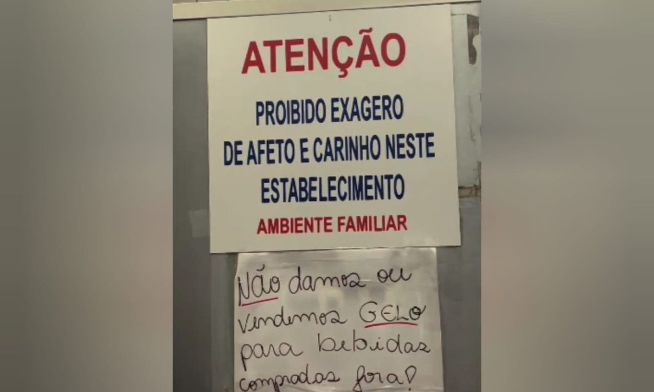 Placas em estabelecimento chamam atenção de clientes