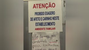 Placas em estabelecimento chamam atenção de clientes