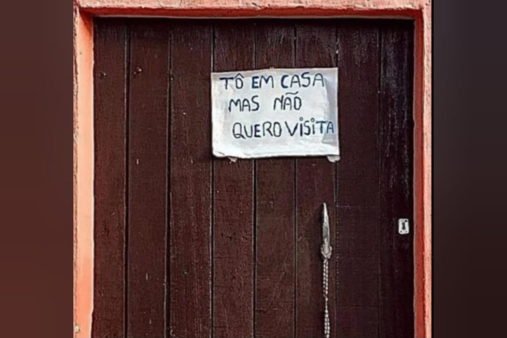 Morador chama atenção com placa colocada na porta de residência