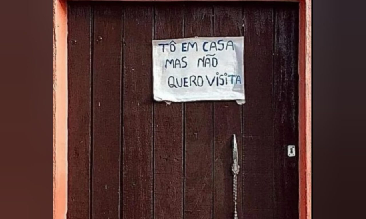 Morador chama atenção com placa colocada na porta de residência