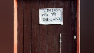 Morador chama atenção com placa colocada na porta de residência