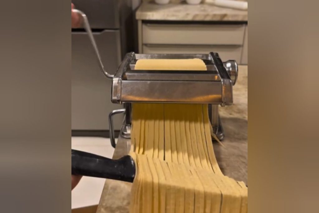 Como fazer massa de macarrão fresca (é muito fácil e fica muito mais gostosa que as de mercado)