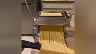 Como fazer massa de macarrão fresca (é muito fácil e fica muito mais gostosa que as de mercado)