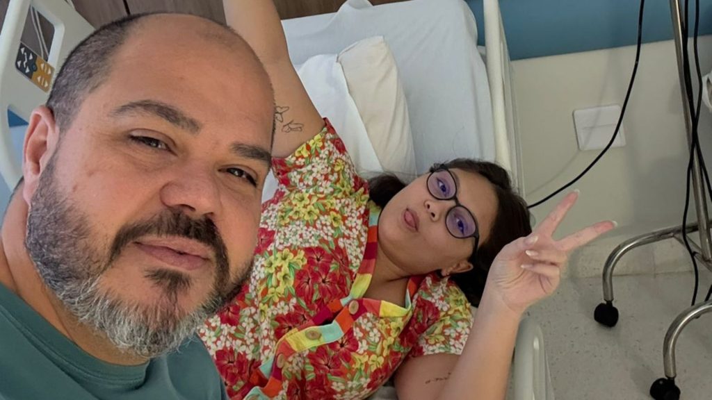 Ana Júlia e o pai, Luiz Mauro, no hospital onde doença rara foi diagnosticada.