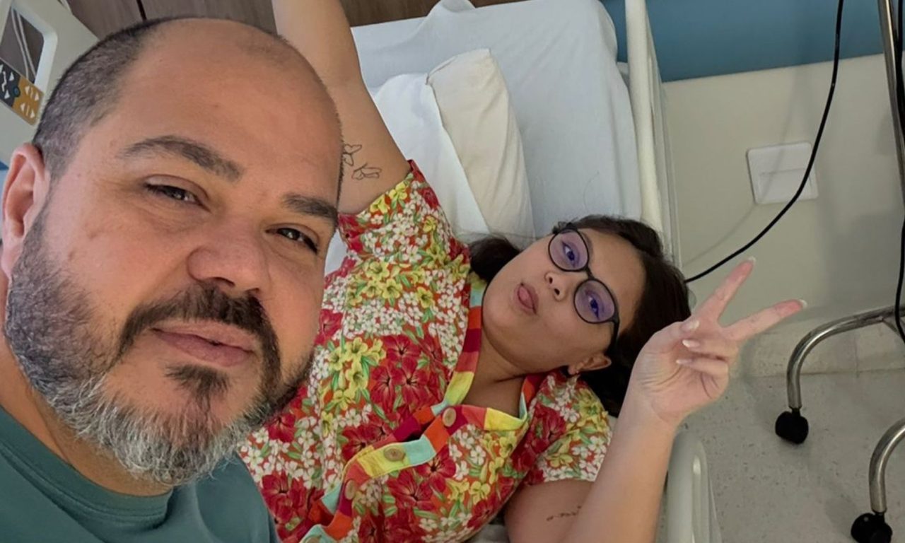 Ana Júlia e o pai, Luiz Mauro, no hospital onde doença rara foi diagnosticada.