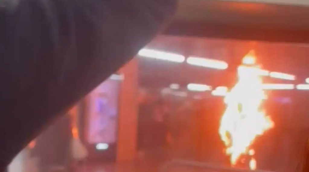 Vídeo registrou momento em que homem ateou fogo a si mesmo.