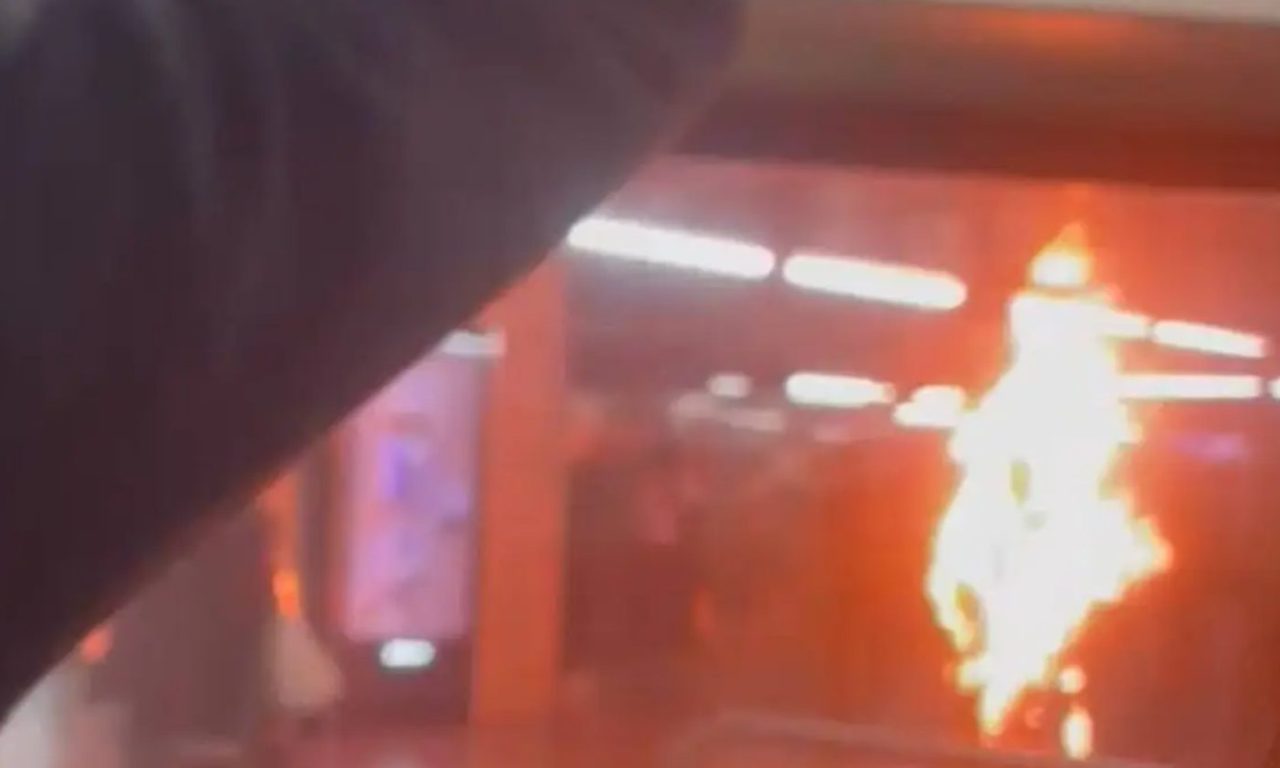 Vídeo registrou momento em que homem ateou fogo a si mesmo.