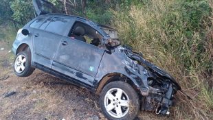 Carro ficou destruído após colidir com árvore na BR-153. (Foto: Divulgação/PRF)