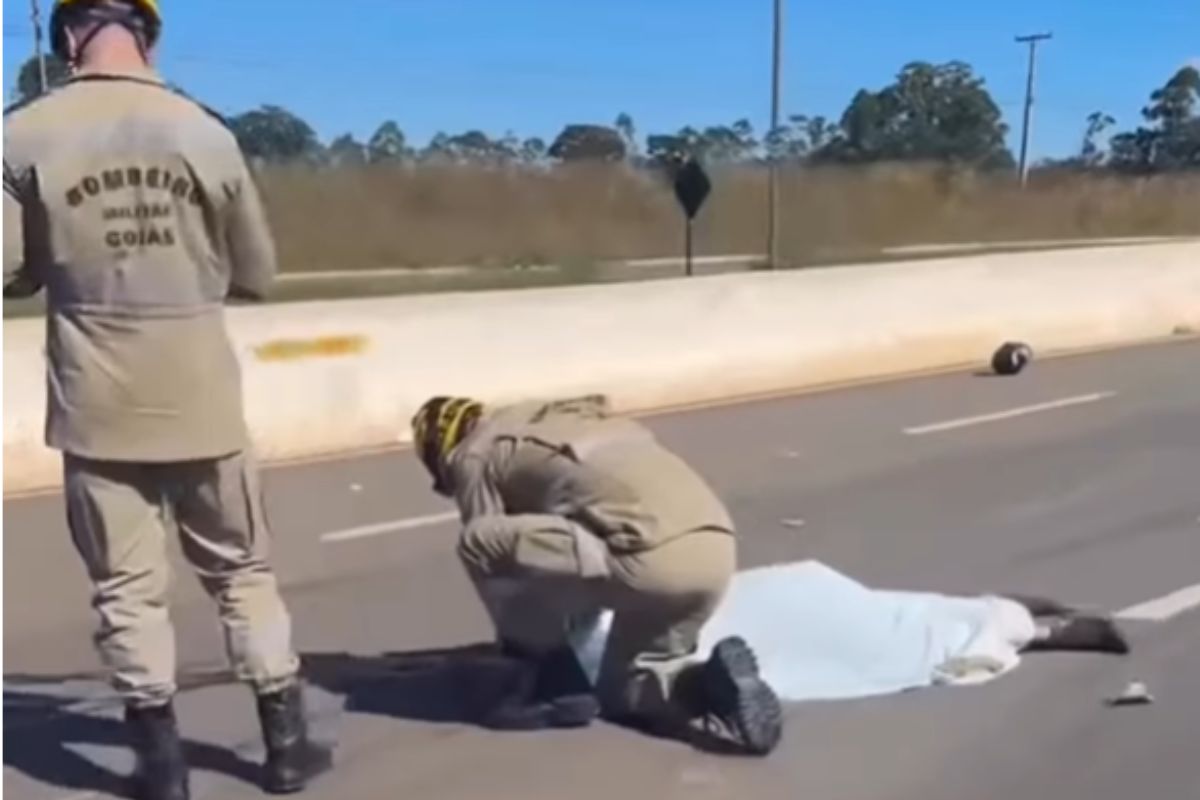 Homem morre após colisão entre carro e moto na BR-060
