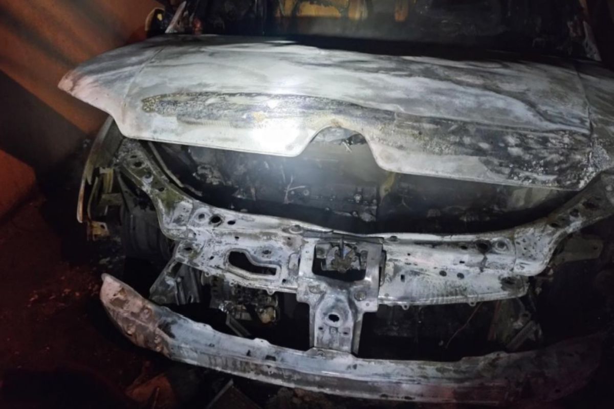 Bomba é jogada dentro de garagem em Aparecida de Goiânia e carro fica destruído