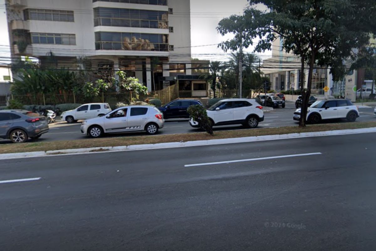 Segurança é vítima de racismo após impedir cliente de furar fila em drive-thru, em Goiânia
