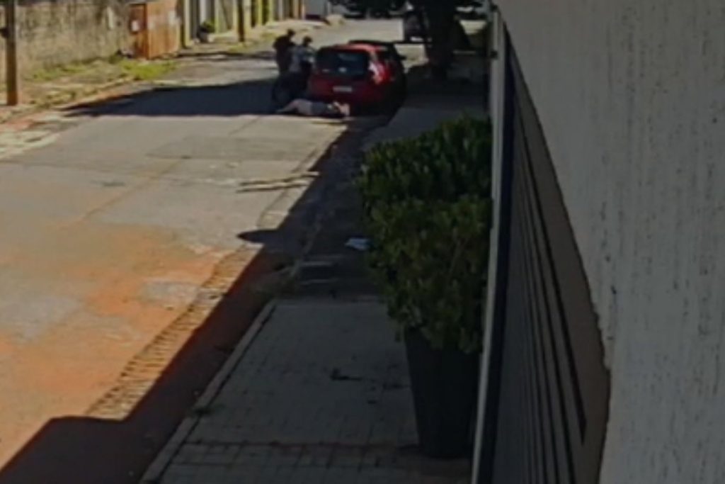 Idosa de 80 anos é arremessada no asfalto durante assalto em Anápolis