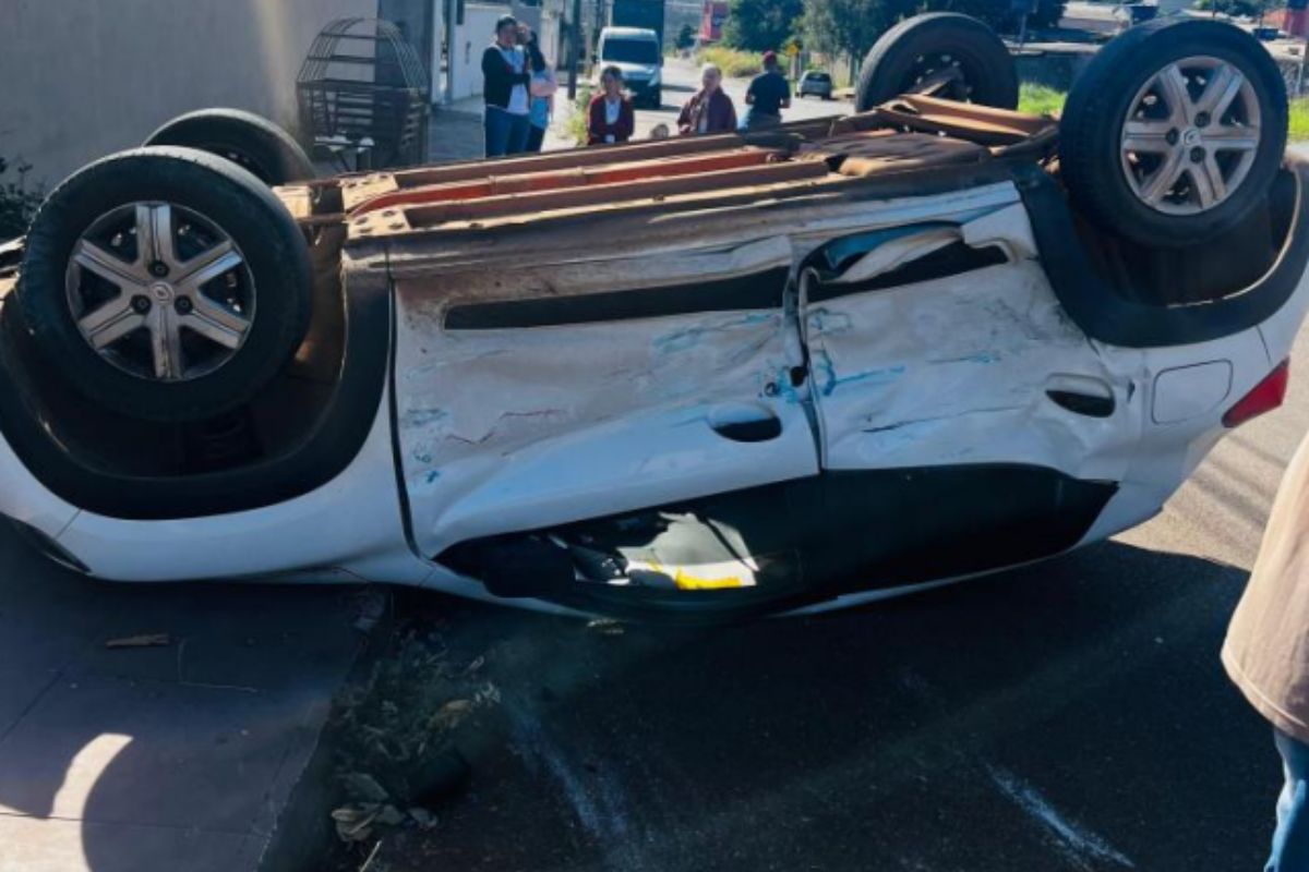 Carro fica de ‘ponta-cabeça’ após bater contra caminhão em cruzamento do Vivian Parque