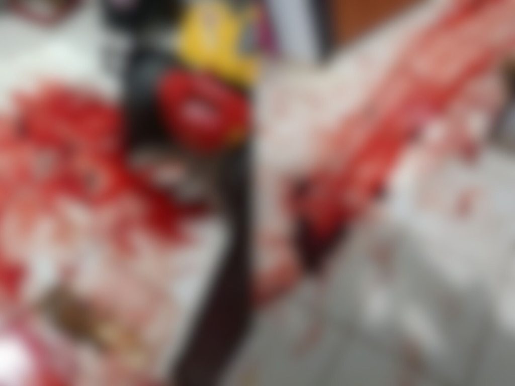 Casa ficou completamente ensanguentada após jovem ser vítima de facadas. (Foto: Reprodução)