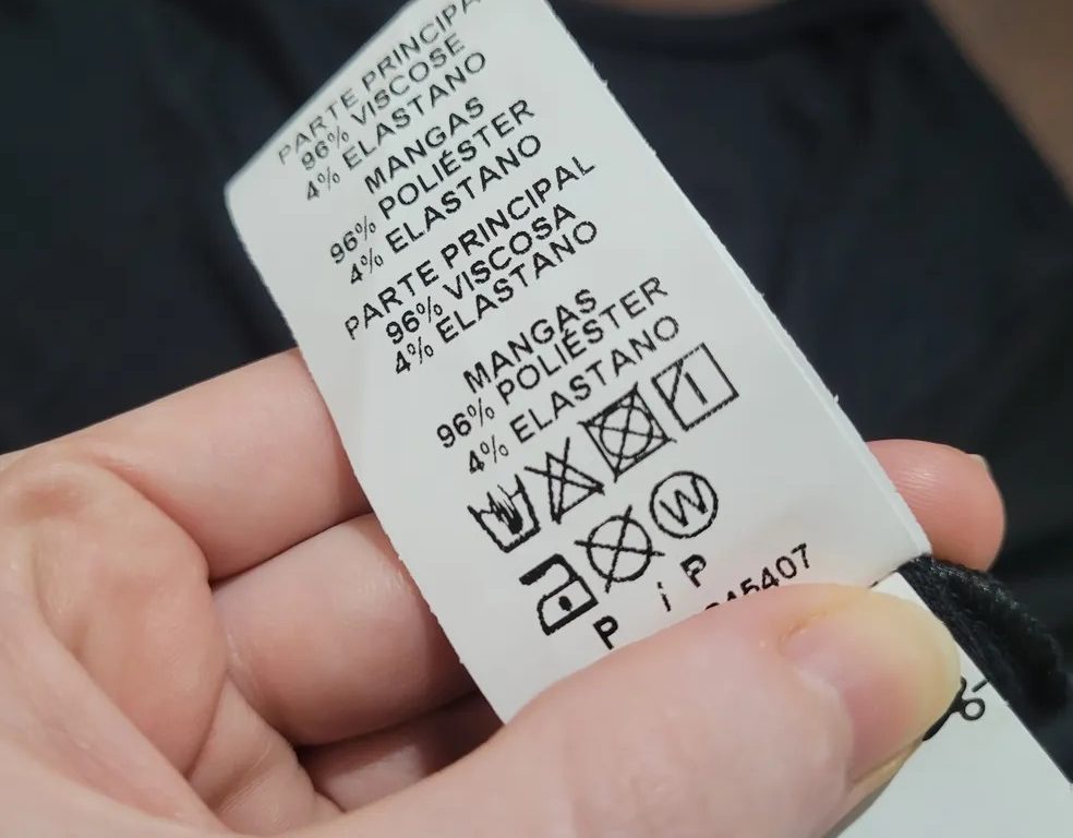O real significado do símbolo de círculo com um "W" nas etiquetas das roupas