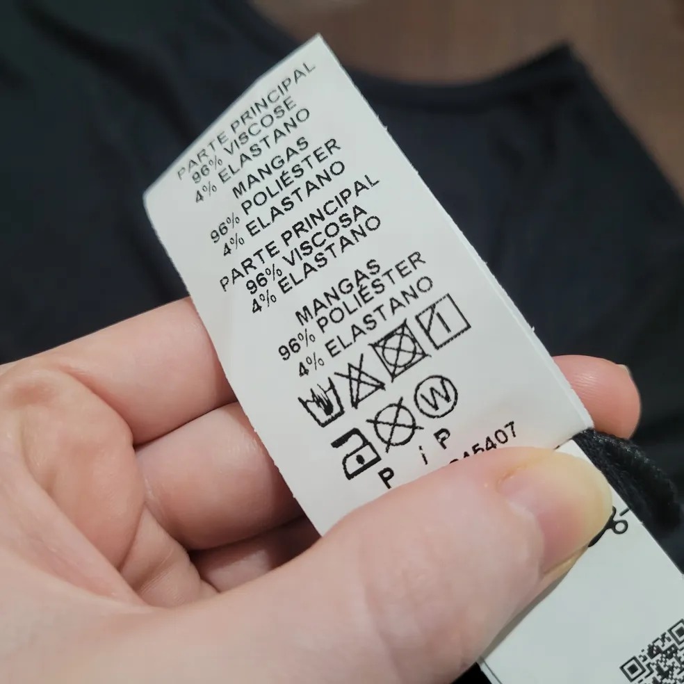 O real significado do símbolo de círculo com um "W" nas etiquetas das roupas