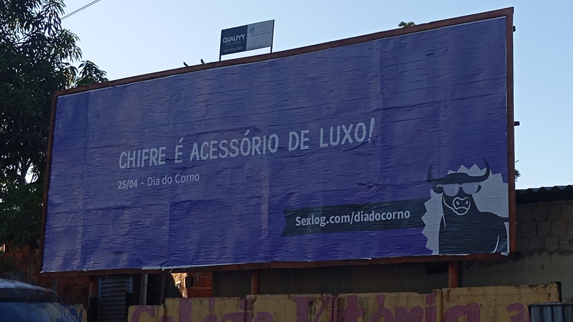Placa chama atenção de motoristas em Goiânia: “dia do corno”