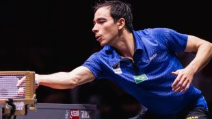 Hugo Calderano em ação pelo Mundial de Tênis de Mesa de 2025 (Foto: Divulgação/@wtt)