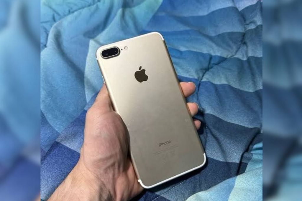 Homem compra iPhone de segunda mão, mas decide devolver e deixar dono com dinheiro após descobrir motivo da venda