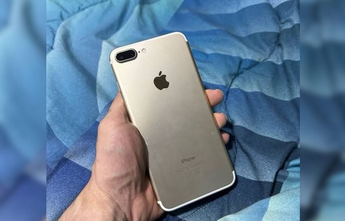 Homem compra iPhone de segunda mão, mas decide devolver e deixar dono com dinheiro após descobrir motivo da venda
