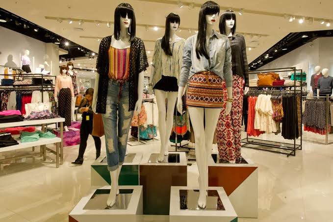 Marca de roupas tem falência decretada e lojas estão sendo fechadas