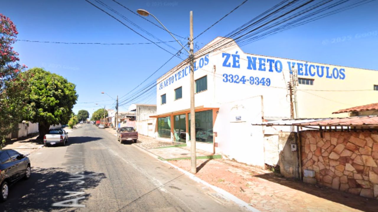 Cenário de novos prédios na JK tem uma garagem de veículos como “contraste”