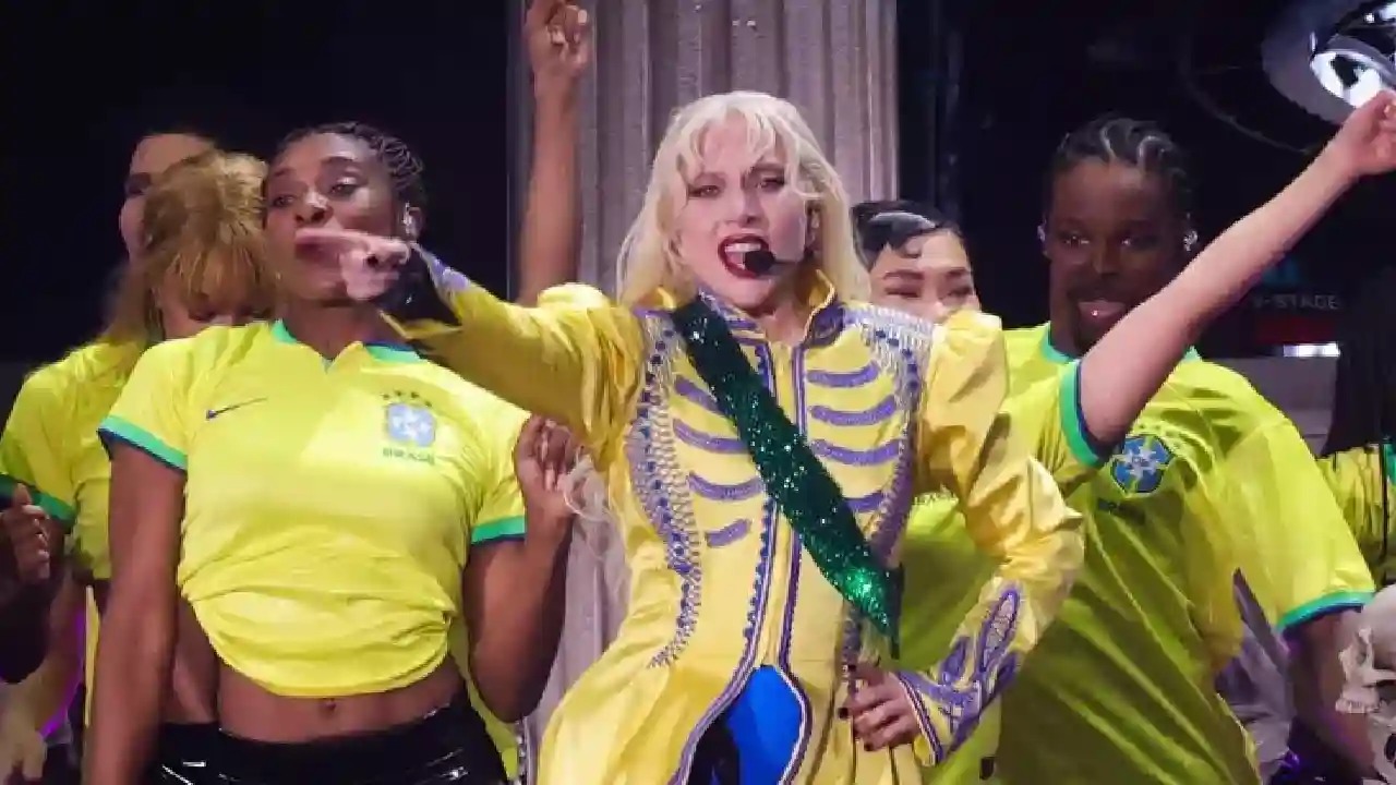 Lady Gaga embarca no Galeão e deixa Rio de Janeiro