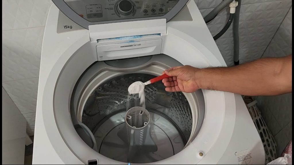 Técnico ensina como fazer uma limpeza completa na máquina de lavar roupa