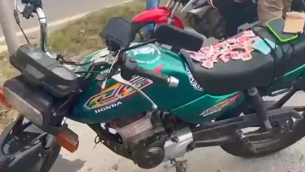 Motocicleta do adolescente foi apreendida na BR-153. (Foto: Divulgação/PRF)