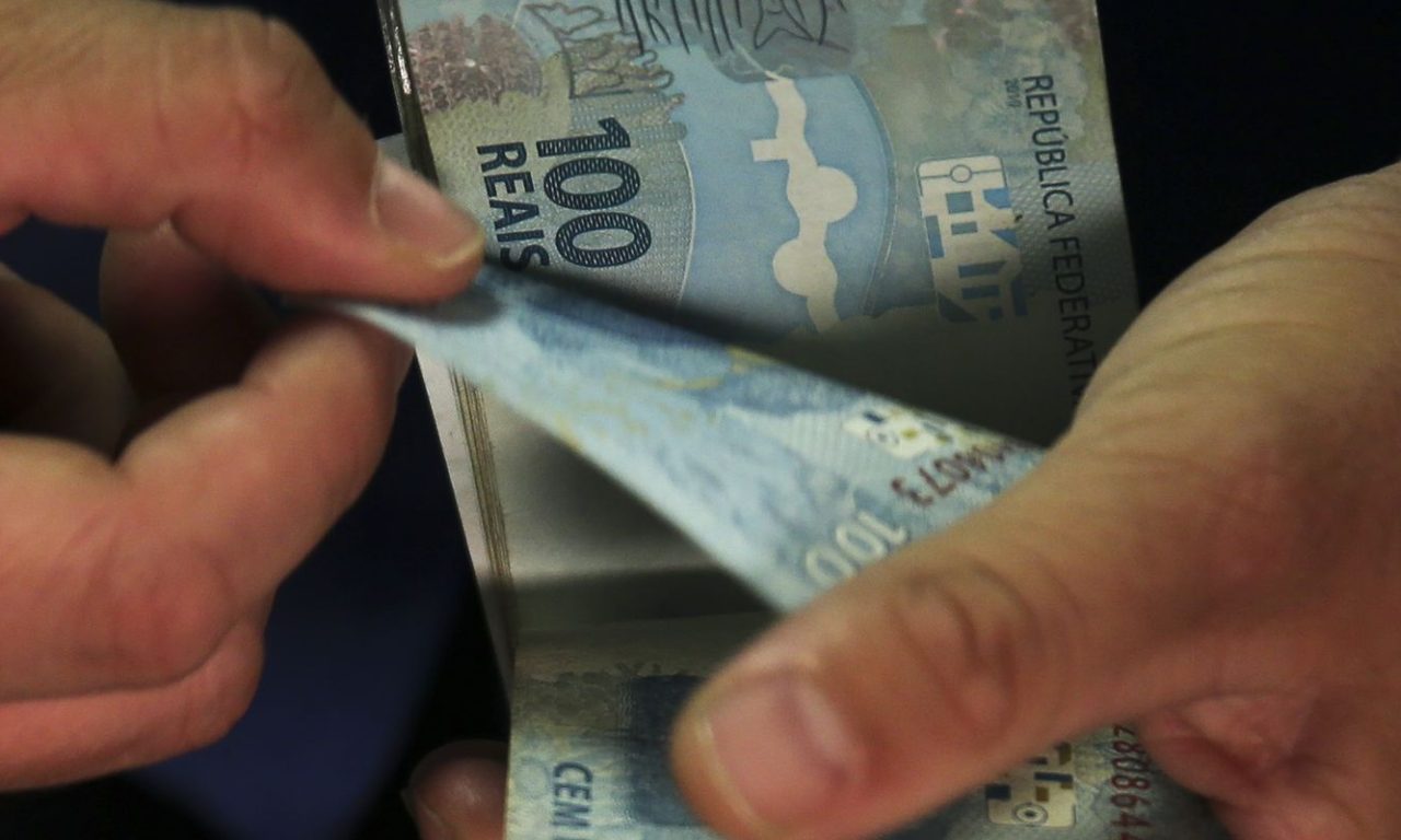O valor mensal que uma pessoa precisa ganhar por mês para ser considerada rica no Brasil