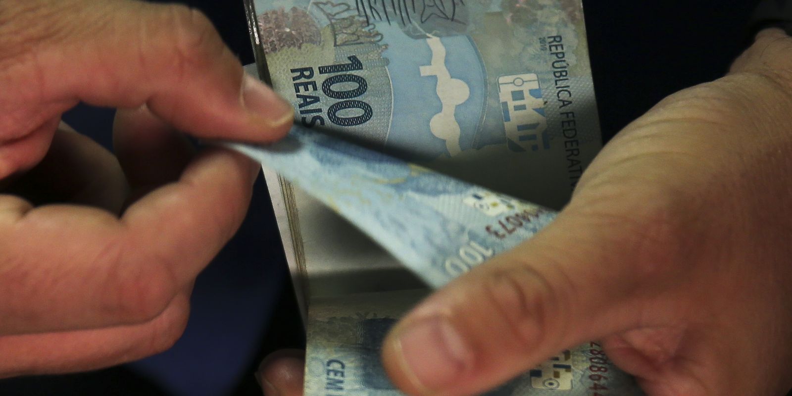 O valor mensal que uma pessoa precisa ganhar por mês para ser considerada rica no Brasil
