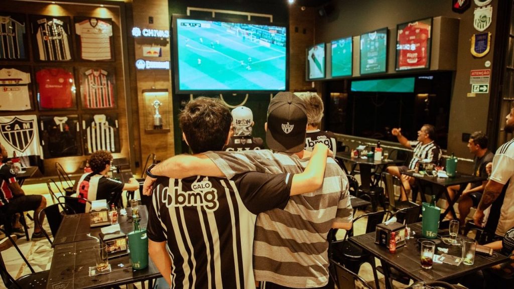 Pessoas assistindo futebol no Portão 62. (Foto: Reprodução/Redes Sociais)