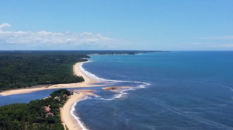 Conheça praia brasileira com argila medicinal e paisagem de tirar o fôlego